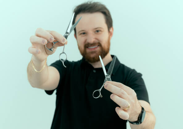 seu elias com tesoura na mao